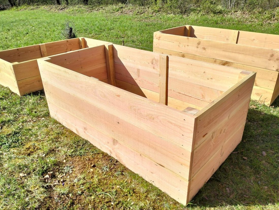 Fabrication artisanale de carrés potagers en bois Douglas